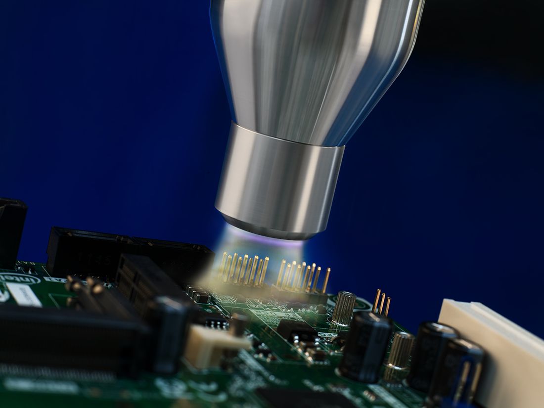 Ionized-air cleaning of a component surface